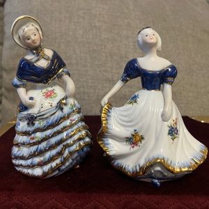 small-sized figurines depict 2 ladies in a floral and gold gilding pattern